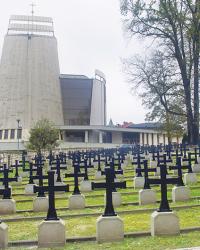 Cmentarz wojenny w Łagiewnikach odzyskał należytą świetność 