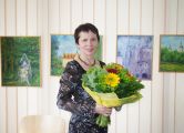 Grażyna Stępniewska-Szynalik podczas wernisażu wystawy jej prac  w siedzibie Rady Dzielnicy IX.