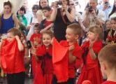 Taniec hiszpański prezentują najstarsze przedszkolaki z SP Nr 95.