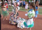 Pokaz mody recyklingowej przygotowany przez dzieci, rodziców i nauczycielki z przedszkola Nr 95.