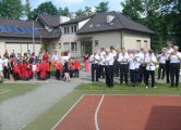 Uroczysty przemarsz radnych, przedszkolaków i orkiestry z CSW Solvay na stadion KS Borek.