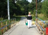 Naprawiony chodnik przy mostku na Potoku Rzewnym w okolicy pętli w Borku Fałęckim. 