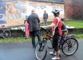 Na murach garaży w Parku Solvay powstaje „Tęczowy rowerzysta” wg projektu Joanny Róg-Ociepka.