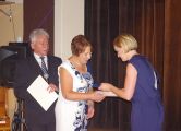 Jubileusz Samorządowego Przedszkola Nr 95. Dyrektor Krystyna Dudek otrzymuje nagrodę Honoris Gratia.