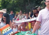 Parada ze smokiem otwierająca niedzielny piknik rodzinny w ramach 24. Dni Dzielnicy IX.